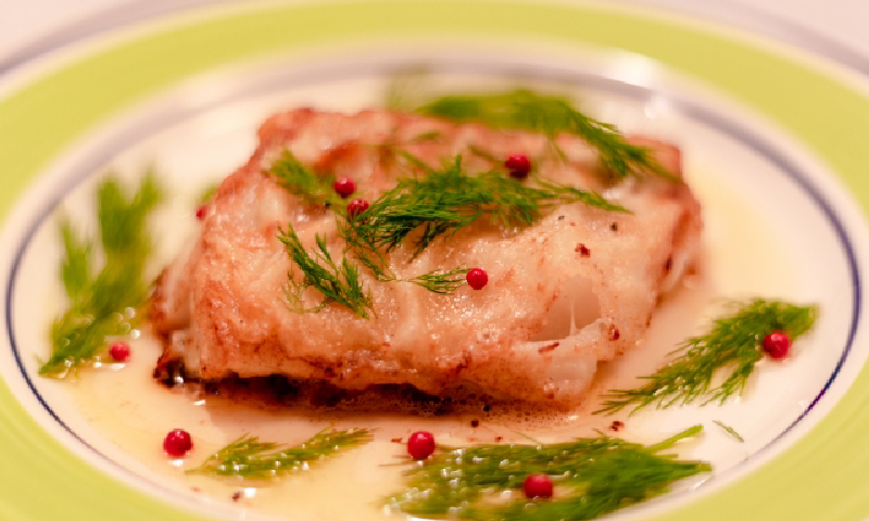 ピンクペッパーのお料理活用例2、お魚料理の写真