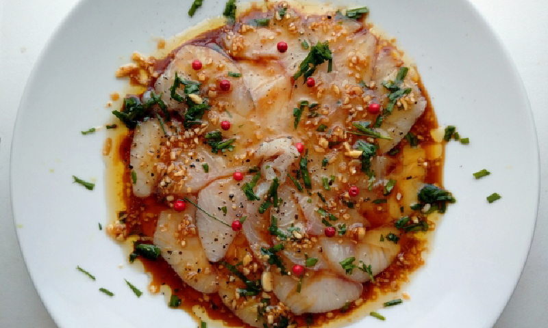 ピンクペッパーのお料理活用例3、カルパッチョの写真