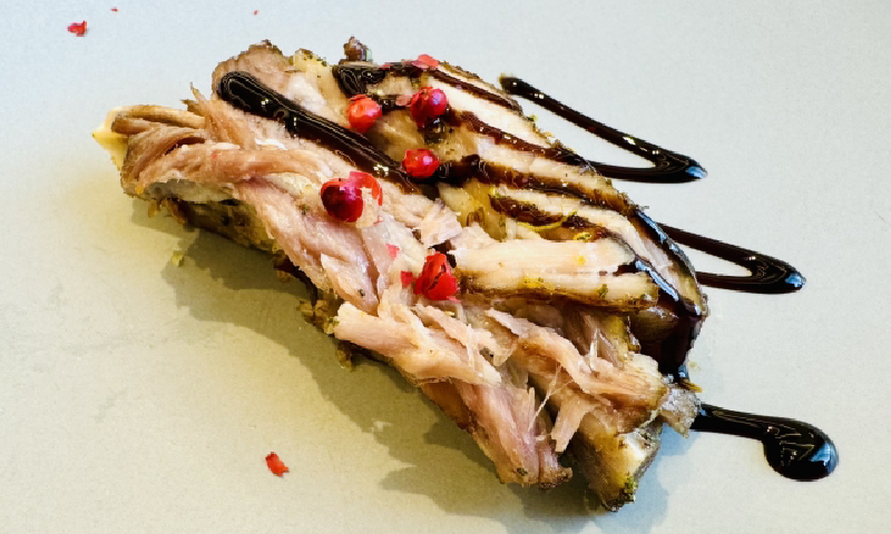 ピンクペッパーのお料理活用例4、お肉料理の写真