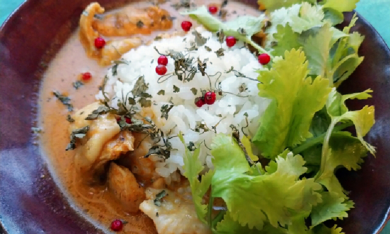ピンクペッパーのお料理活用例5、カレーの写真