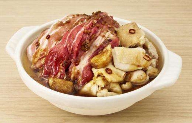 焦がしガーリックの背徳肉盛り鍋