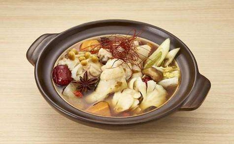 骨付き鶏ときのこの薬膳鍋