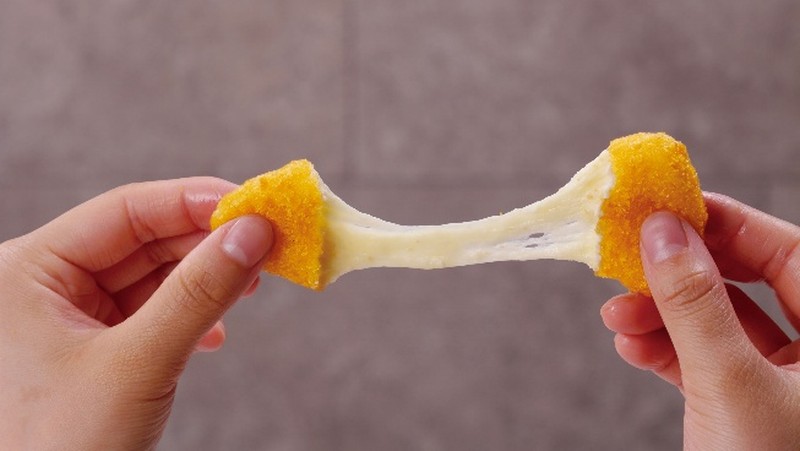 のび～るチーズフライ チーズがのびる様子